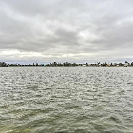 Lakefront Cape Coral Home With Private Pool And Dock! Exterior photo