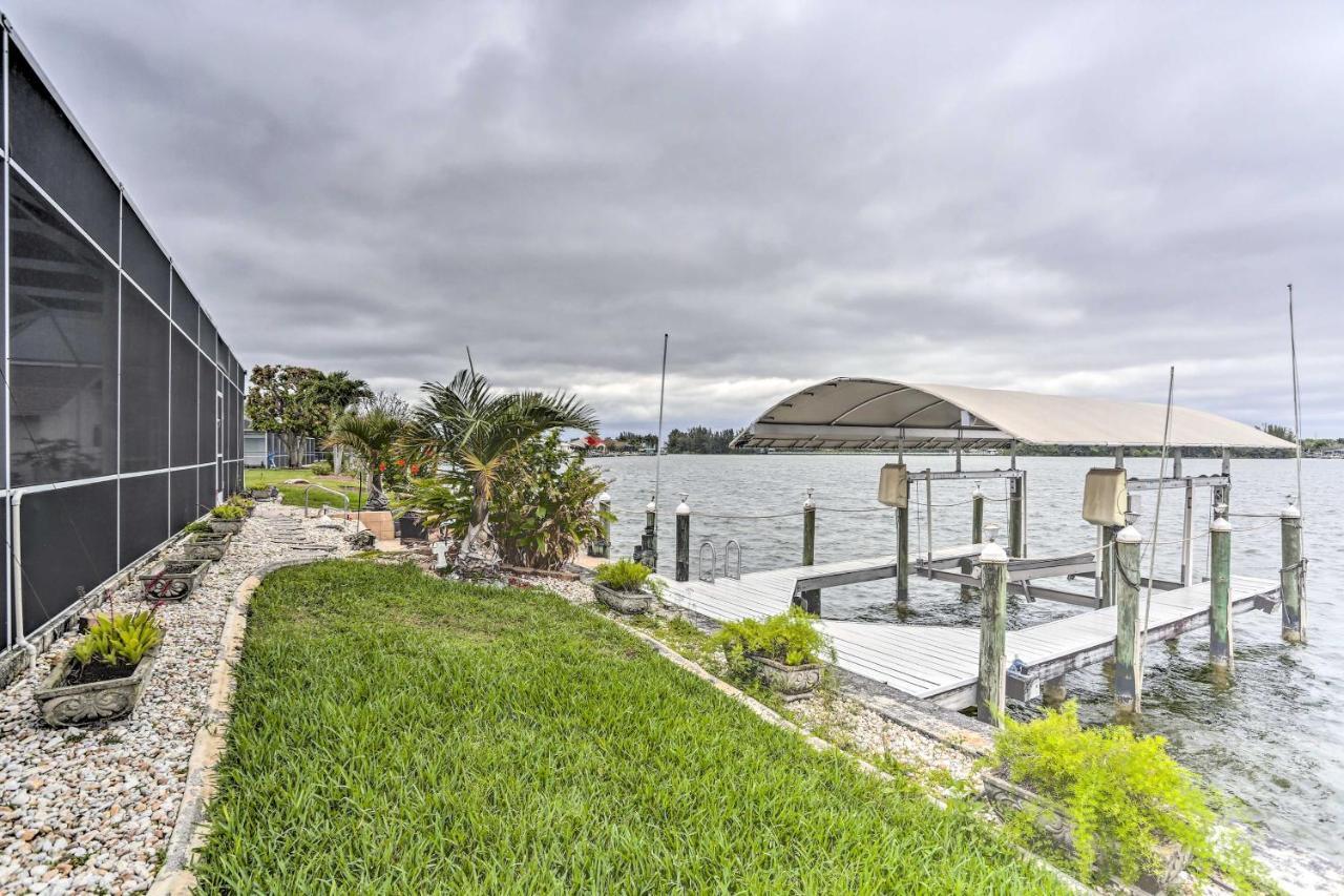 Lakefront Cape Coral Home With Private Pool And Dock! Exterior photo